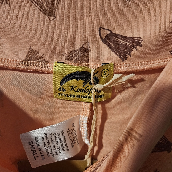 KEALOPIKO BIKE SHORTS - SIZE SMALL - LEHUA PRINT - PINK/PEACH COLOR - Picture 2 of 4